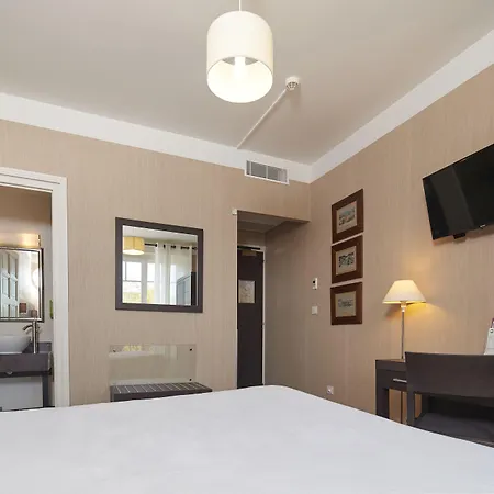 Western Brittany Centre & Plages מלון 3*