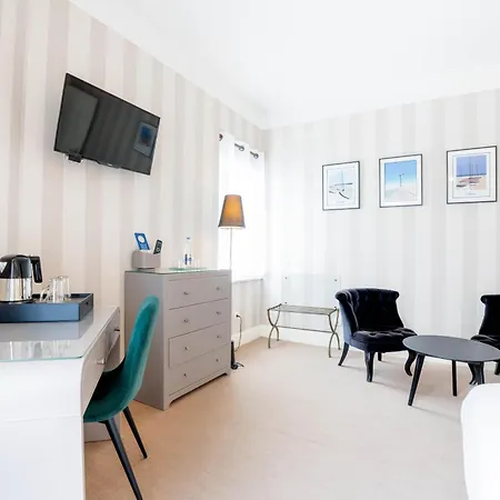 Otel Western Brittany Centre & Plages 3*